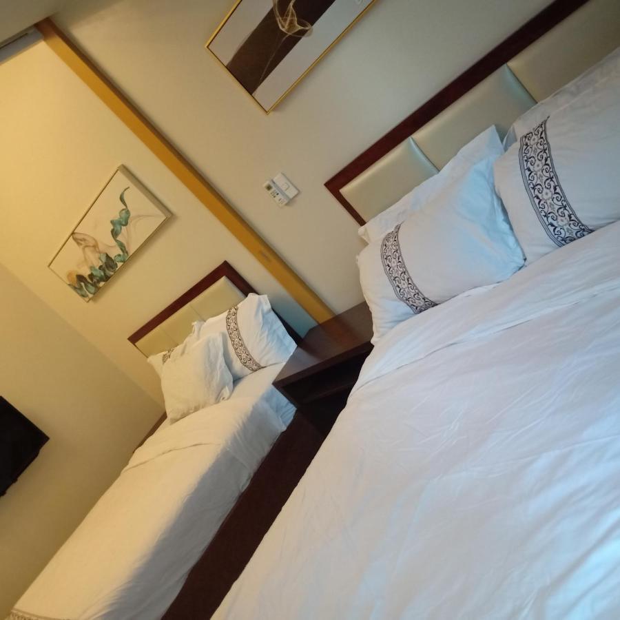 One Uptown Opposite Of Grandhyatt Hotel Manila Taguig City Exteriör bild