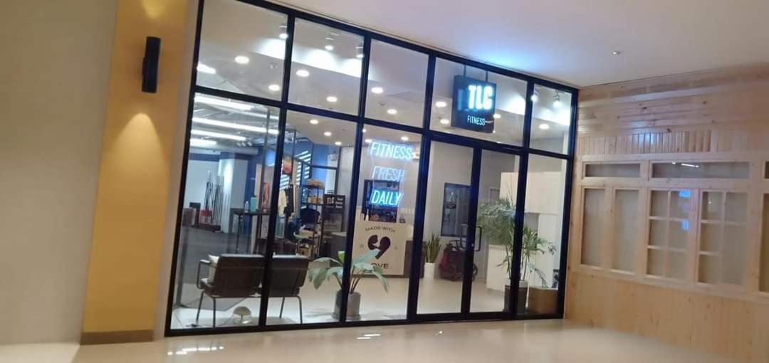 One Uptown Opposite Of Grandhyatt Hotel Manila Taguig City Exteriör bild